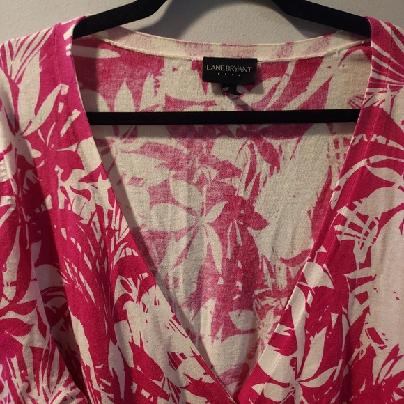 Lane Bryant Pink and White Floral 3/4 Sleeve Button Front Cardigan in Size 26/28 - Picture 3 of 13